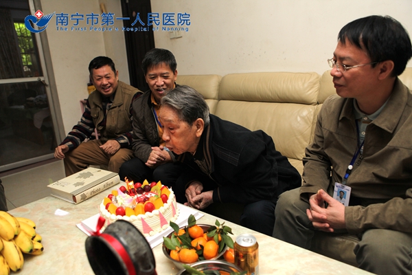 我院领导登门为百岁退休专家祝寿