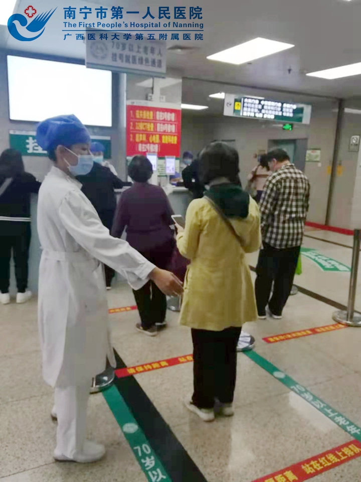  戴好口罩不扎堆 防控疫情不松懈