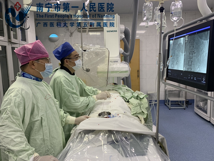 2、手术中.jpg