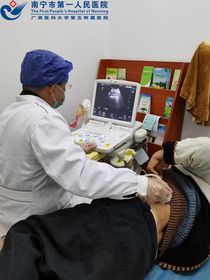 4超声科携便捷式B超现场诊疗.jpg