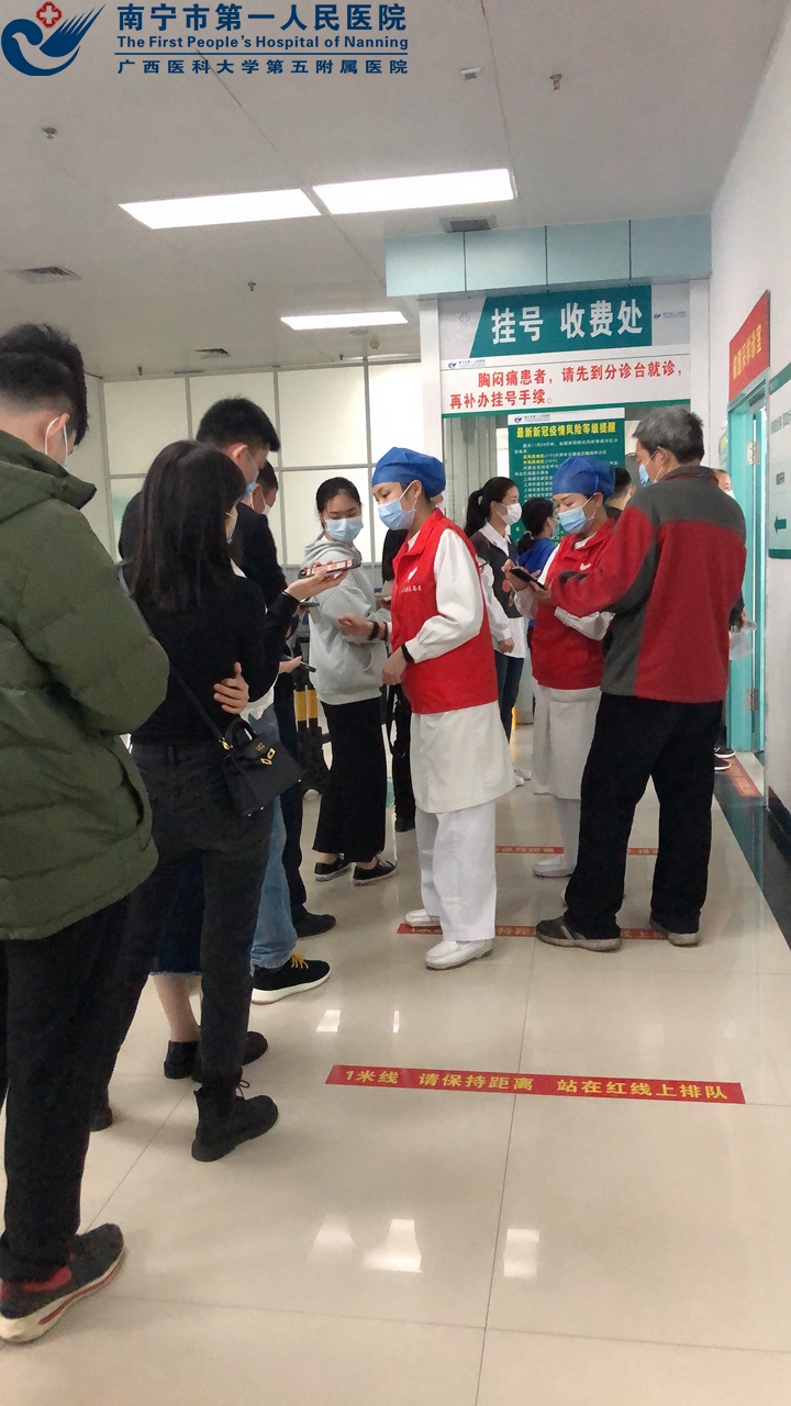 医务党员勇担当“红衣天使”护健康