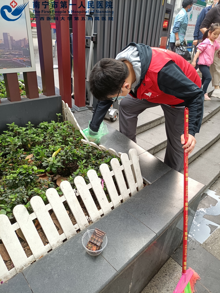住培支部：清洁医院环境 共建文明家园