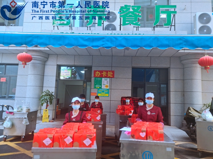 1图为大年初一医院饭堂为住院的患者送上祝福糖果的餐车.jpg