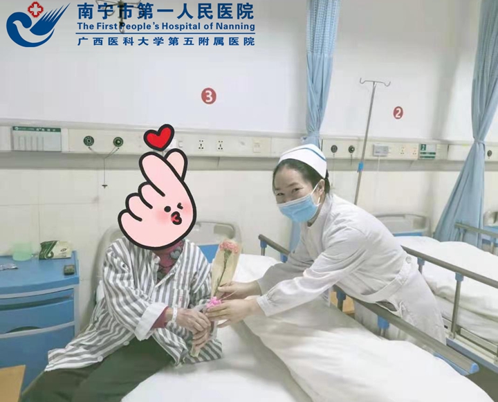  节日里的幸福花：暖心守护病房里的“三八”国际劳动妇女节