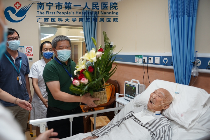 一场特殊的生日会 真情关怀暖人心 医院领导慰问住院百岁老红军