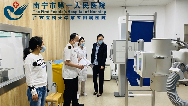青秀区卫生监督所专家组到南宁市第一人民医院青秀分院现场检查从业人员免费健康检查定点医疗机构申报情况