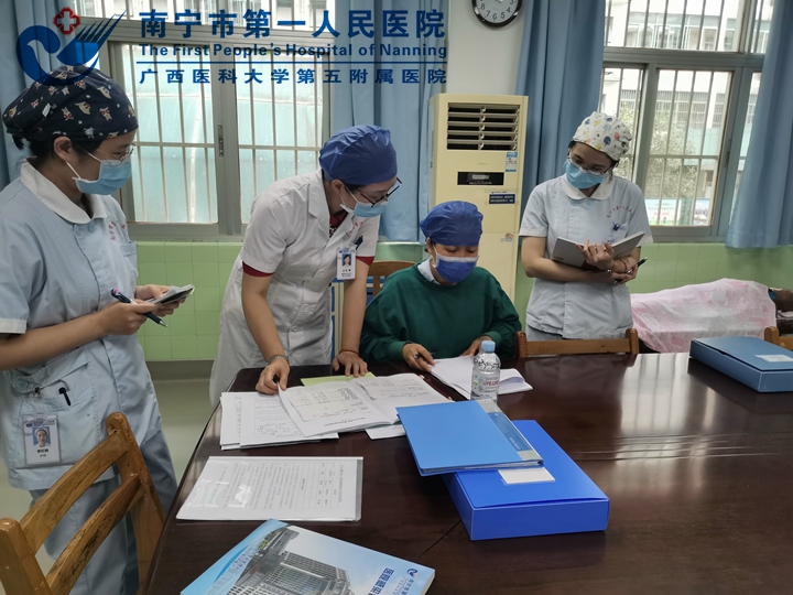 南宁市卫生健康委专家组到我院督查新生儿医院感染防控工作