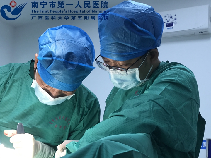 图为南宁市第一人民医院副院长黄宗贵在给患者做手术.jpg