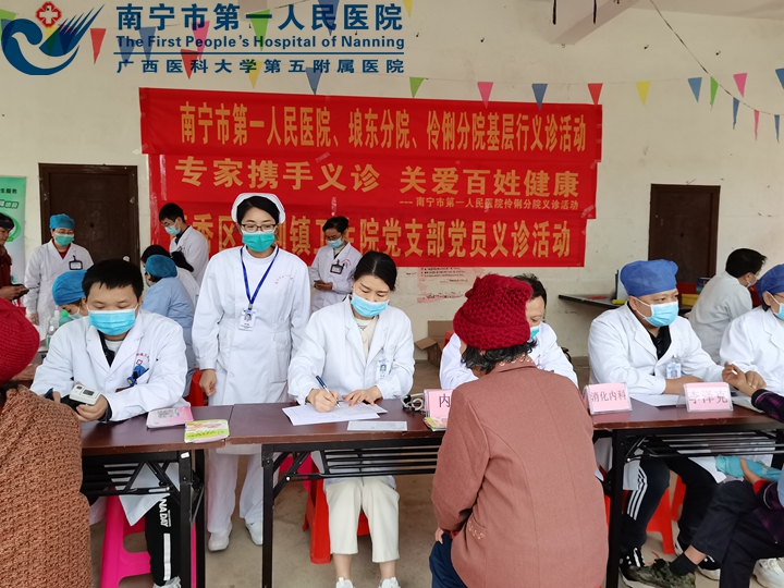 埌东医院专家到伶俐镇开展“学雷锋”义诊活动