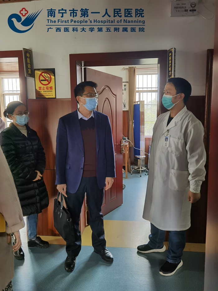 2、图为南宁市第一人民医院医务部副部长黄彬在卫生院中医科住院区指导工作.jpg