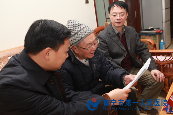 医院领导亲自登门给离休老干部贺寿
