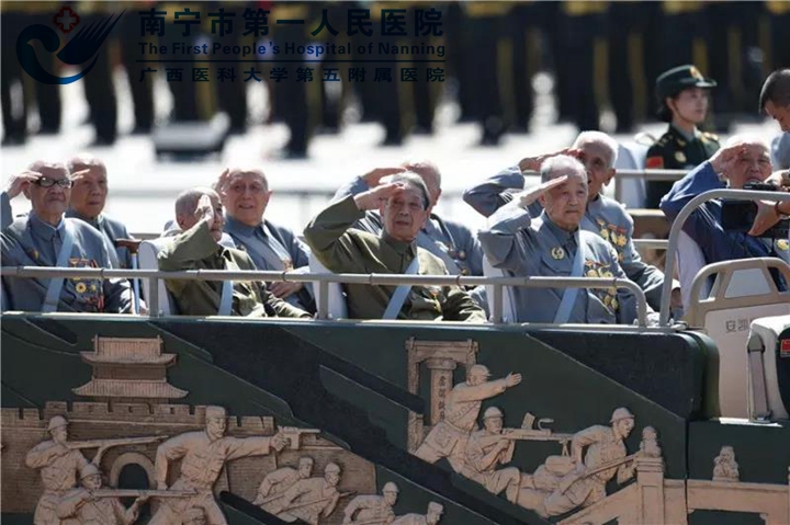 图为宋鸿基主任医师赴京参加阅兵式（前排右起第二位）.jpg