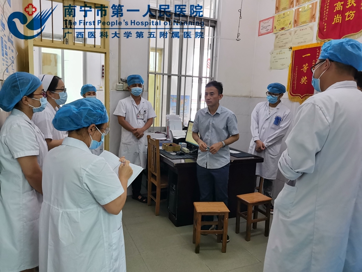 图为心血管二区赵献民主任在武鸣区中医医院急诊科抢救室指导.jpg