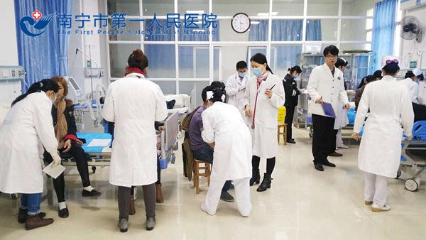 埌东分院紧急救治突发车祸事故8名伤员