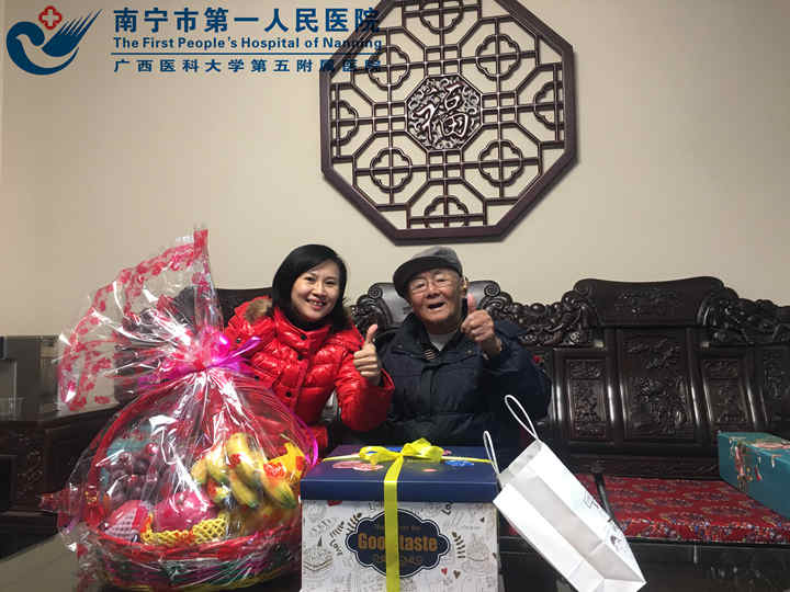  情系离休干部 过生日送祝福