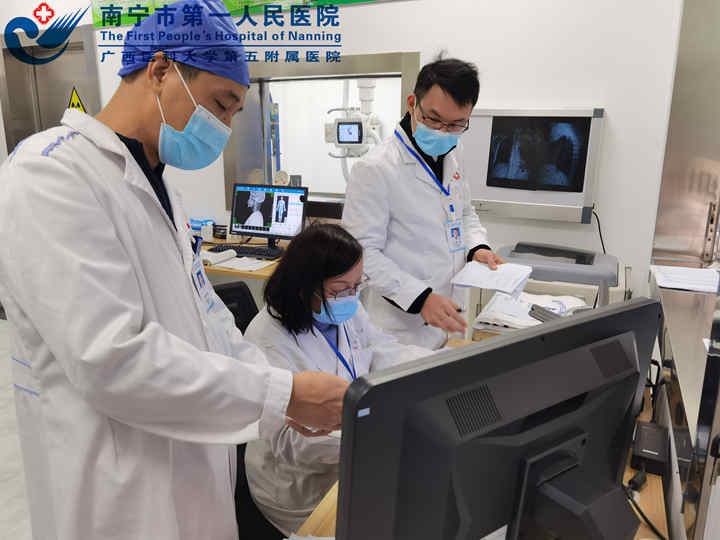 李家萱顾问对CT、DR等申请单进行检查_副本.jpg