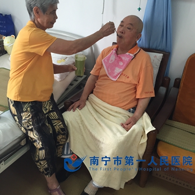 八旬老夫妇9年携手共抗病魔感动病区医护人员