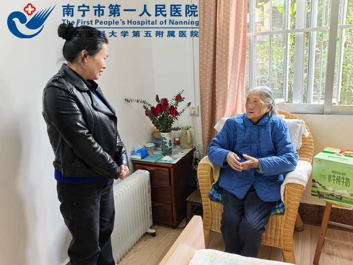 百岁离休干部迎寿辰 医院温情慰问送祝福