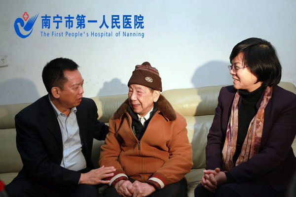 南宁市委常委、统战部长容康社到我院慰问102岁抗战老兵