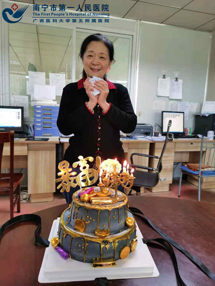 图1：医护人员为李阿姨庆祝生日_副本.jpg