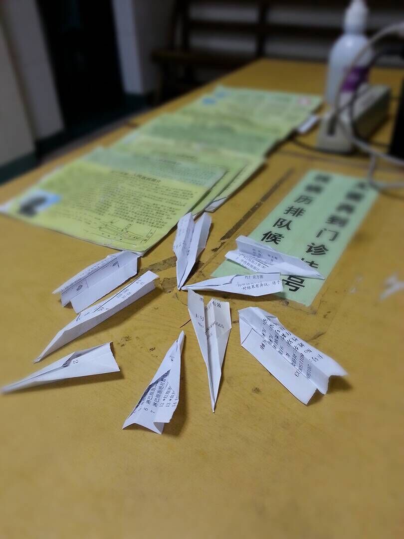 儿科诊室里“爱意浓浓”的纸飞机