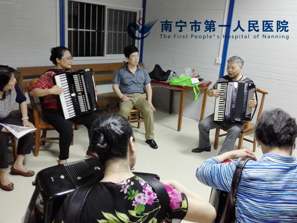 我院举办离退休职工手风琴学习班