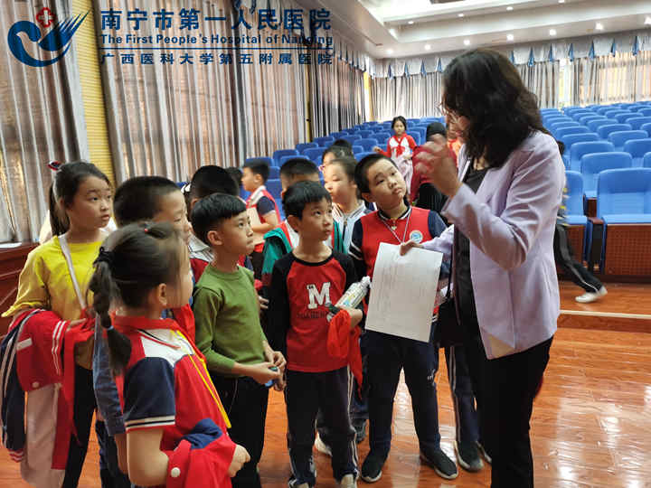 进校园 送健康——我院眼科专家进校园开展青少年近视防控宣讲