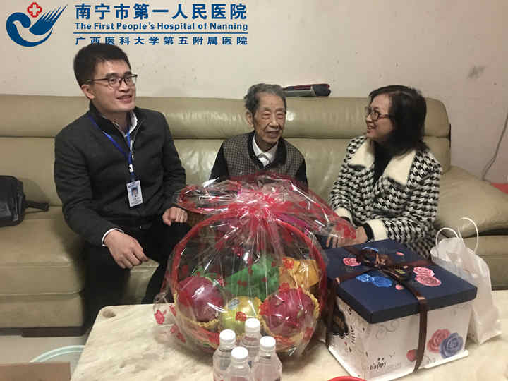 为百岁老人过生日 送福添寿送春意