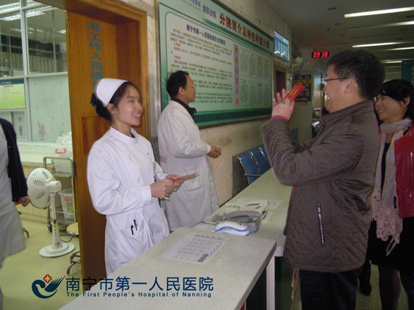 市一医院领导大年初一慰问一线值班人员