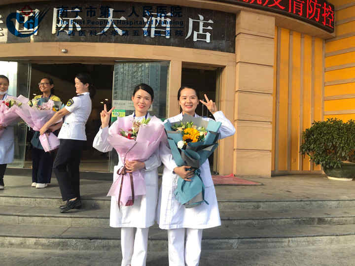 图4：张丽凤护士酒店执勤结束后留影（左一）_副本.jpg