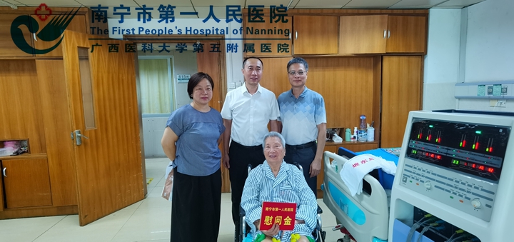 国庆重阳秋送爽，浓浓关怀暖人心