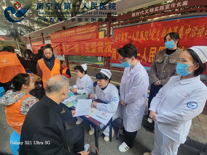 金湖榕树下添暖意——党员志愿参加金湖社区第十期公益市集义诊活动