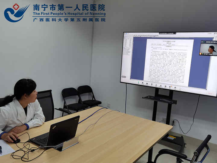 图为南宁市第一人民医院妇科黄建邕主任在作诊断.jpg