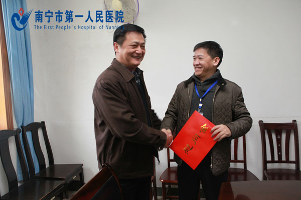 南宁市委常委、组织部部长谭向光到南宁市第一人民医院慰问高层次人才