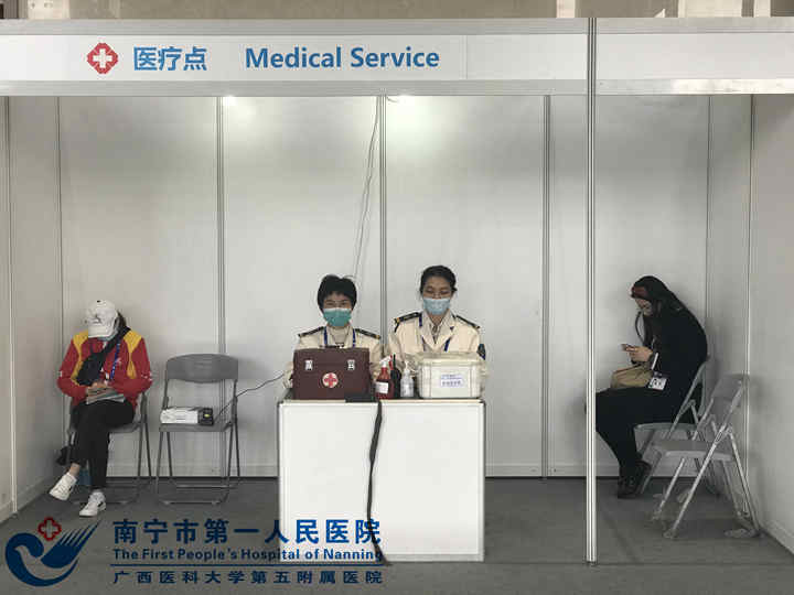 图为我院医护人员坚守岗位.jpg