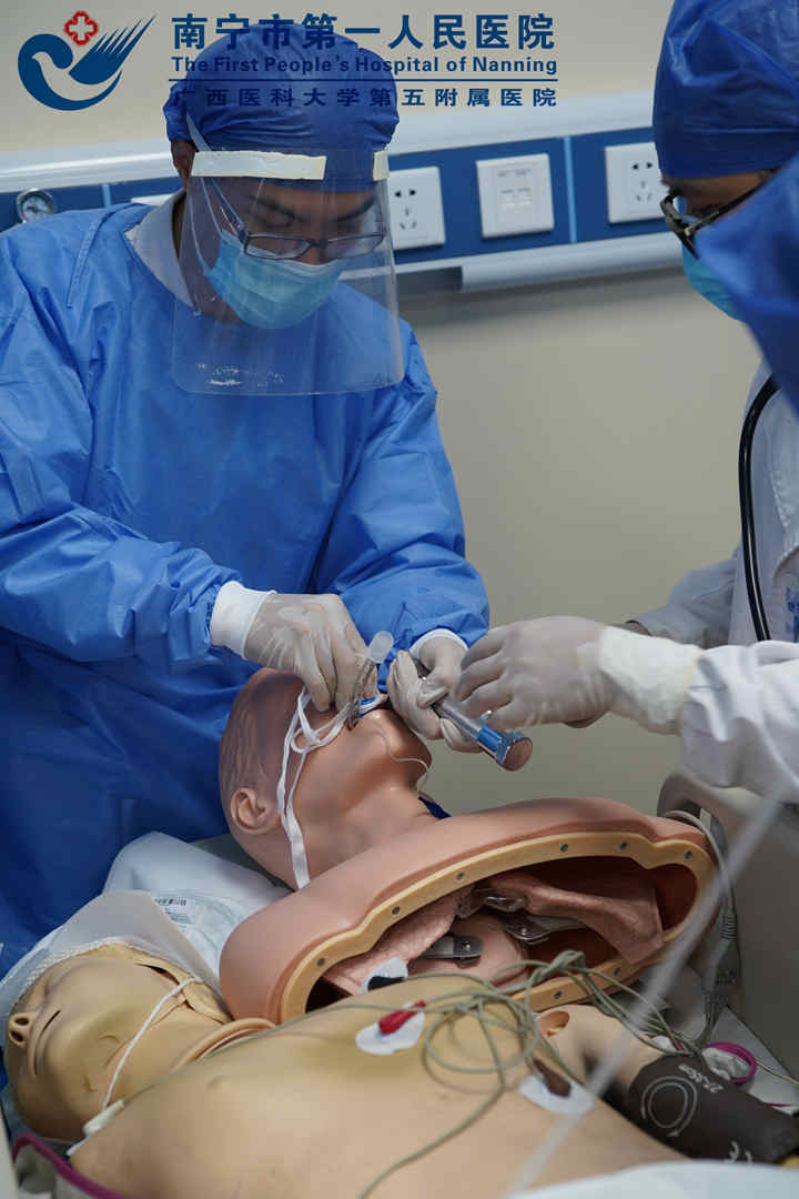 图为医生在给患者行气管插管术.jpg