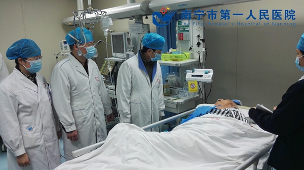 南宁市老干局领导到市一医院重症医学科慰问住院离休干部