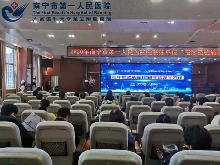图为学员们专心听课.jpg