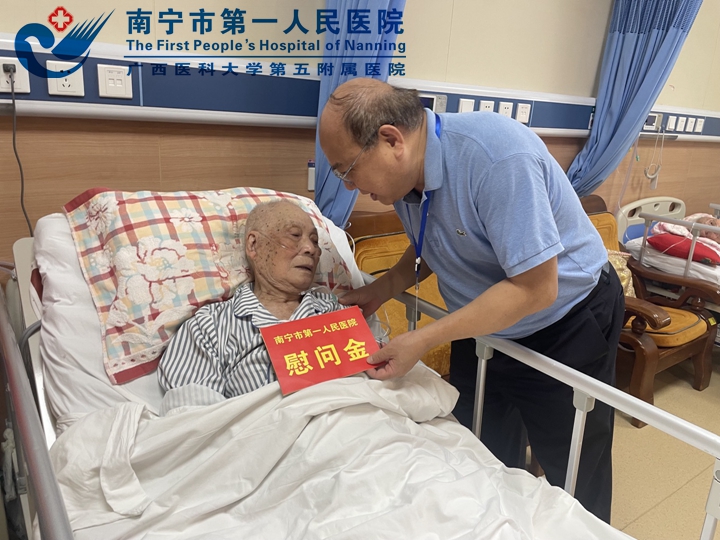 “七一”慰问传党情 浓浓关怀暖人心