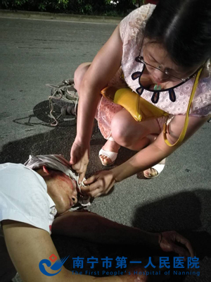 行人不慎摔伤，我院护士及时施救