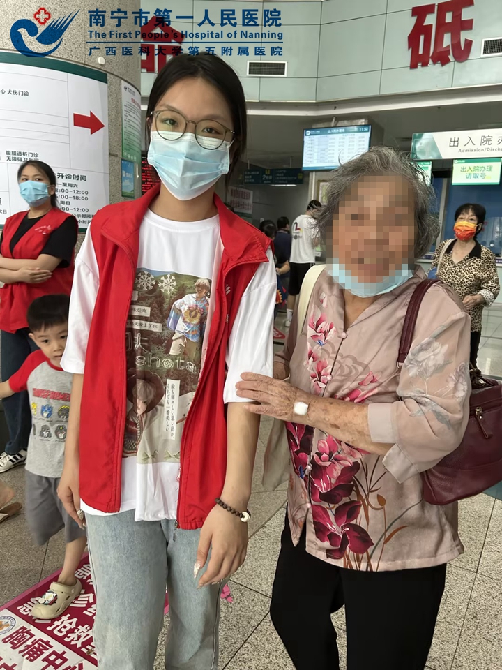 独行老奶奶就医路上的温馨陪伴，共绘医院爱心画卷——“小乐园”志愿者刁彦如暖心护航