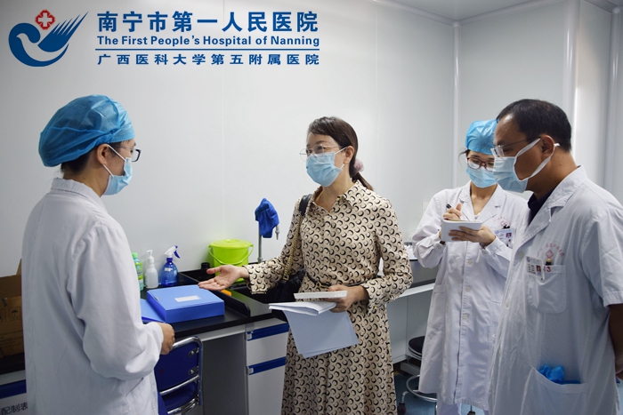 2[1].9月16日我院检验科周碧燕主任(左二)受邀到南宁市第十人民医院，现场指导该院临床基因扩增实验室建设工作.jpg