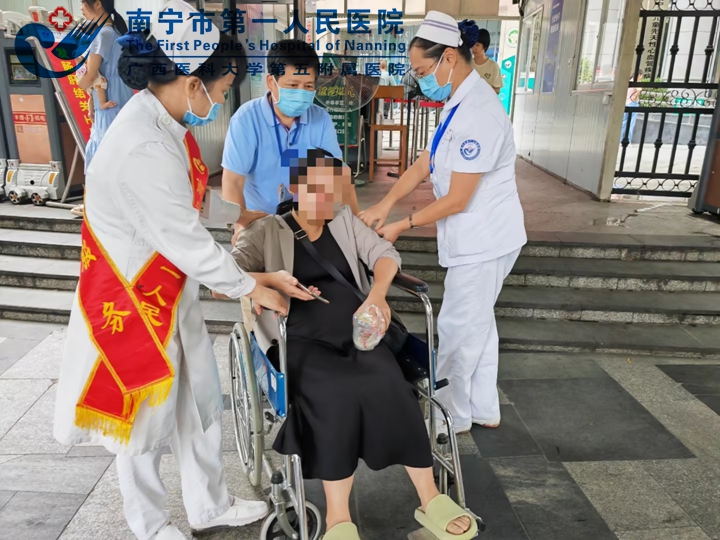 【“改善群众就医体验”系列报道】 门诊服务前移：“向前一步”，让服务走近患者