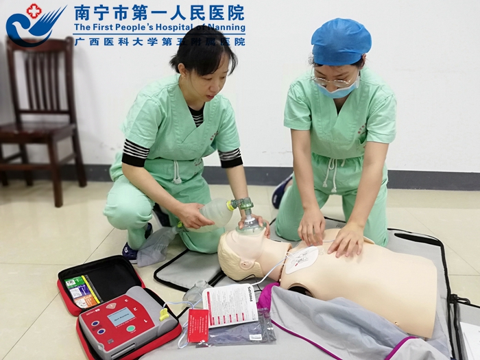 2、双人心肺复苏培训.jpg