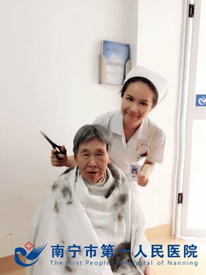 医院病房里的护士理发师