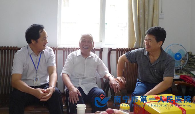 院领导走访慰问为离休老党员贺寿