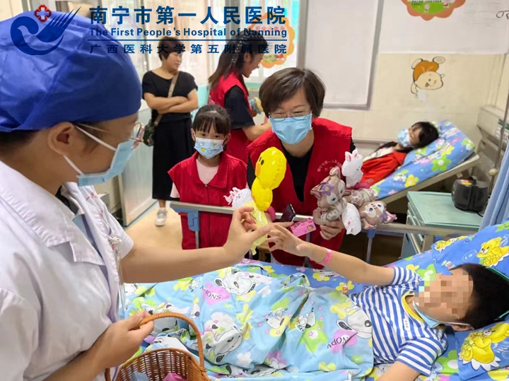 “医暖童心 护佑成长” ——南宁市第一人民医院开展庆“六一”志愿服务活动