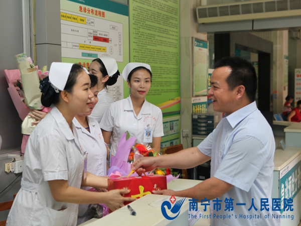 “的哥”到南宁市第一人民医院给白衣天使送祝福
