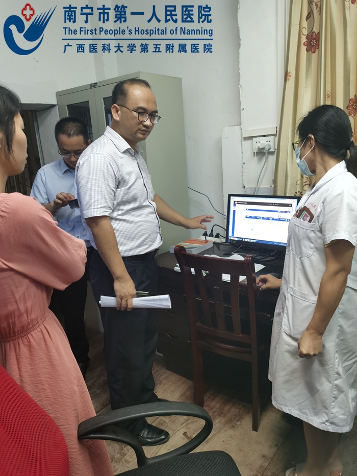 2、市一心电图室阮炳新主任在刘圩镇中心卫生院心电图室指导工作.jpg