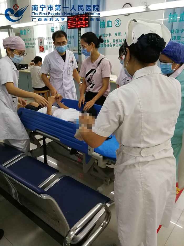 门诊多部门合作紧急救治病人